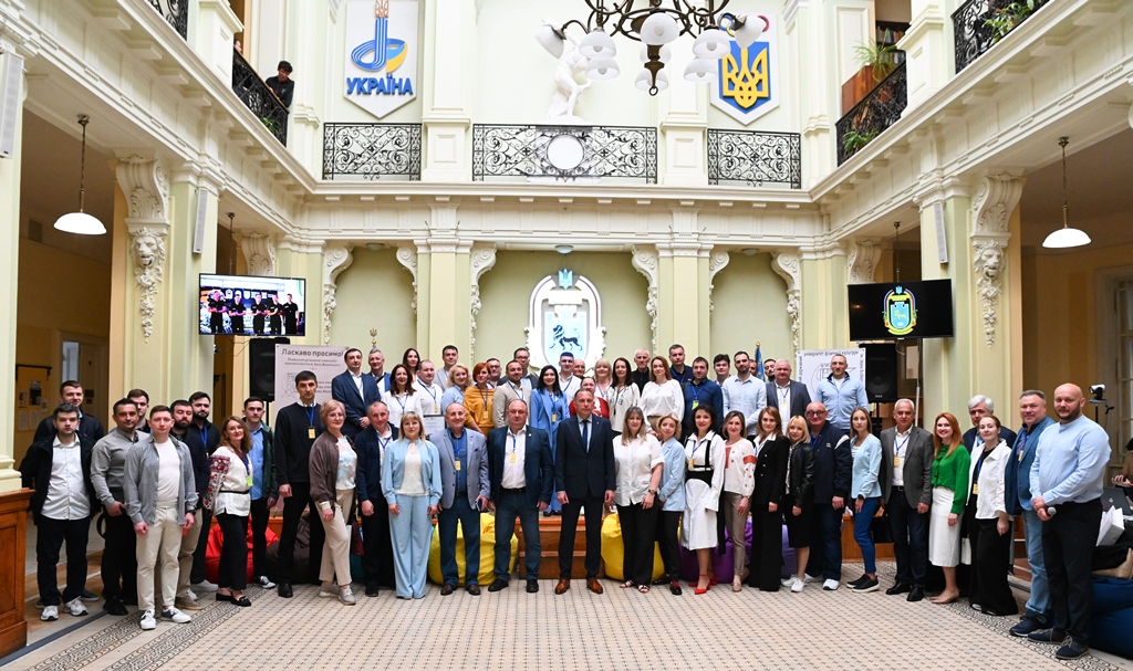 Після відкриття і пленарного засідання конференції.jpg